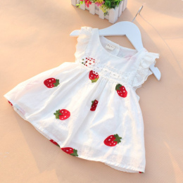 Modna elegancka bawełniana sukienka dziecięca z krótkim rękawkiem zakończonym falbanką o luźnym kroju w urocze truskawki