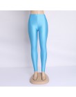 Modne wygodne legginsy damskie stylowe podkreślające figurę optycznie wydłużające nogi z połyskiem fluorescencyjne kolory