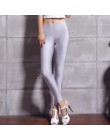 Modne wygodne legginsy damskie stylowe podkreślające figurę optycznie wydłużające nogi z połyskiem fluorescencyjne kolory