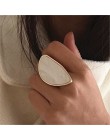 Modny nowoczesny pozłacany pierścionek damski z okazałym szlachetnym kamieniem w owalnym kształcie w białym kolorze