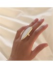 Modny nowoczesny pozłacany pierścionek damski z okazałym szlachetnym kamieniem w owalnym kształcie w białym kolorze