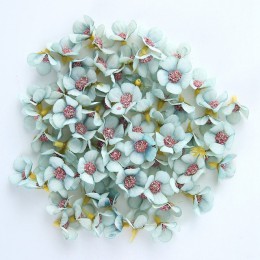 50 sztuk 2cm Multicolor stokrotka kwiat głowy Mini jedwabny sztuczny kwiat do korony złomu ślubny wystrój domu DIY Garland nakry