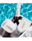 Ozdobny ekskluzywny plastikowy kieliszek do szampana wina w białym kolorze z złotymi napisami MOET na imprezę przyjęcie