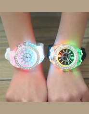 Elektroniczny Zegarek Dziecięcy Dla Chłopca Lub Dziewczynki Podgrzewany Kolorowy LED Cyrkonie
