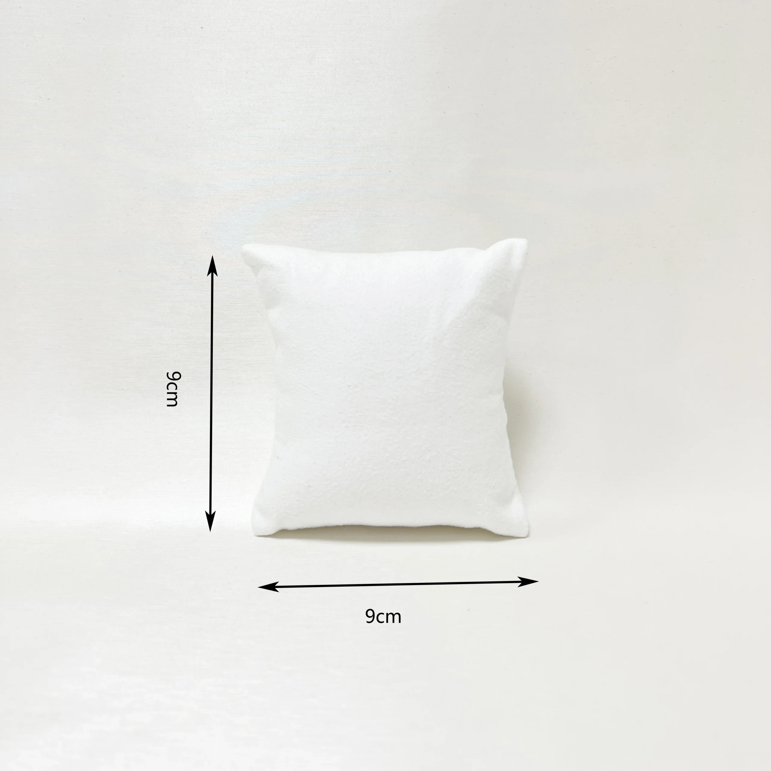 Aksamitna poduszka pod zegarek i bransoletki biała 8x8 cm Biały