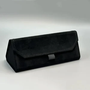 Aksamitne trójkątne etui na okulary – elegancka składana skorupka Czarny