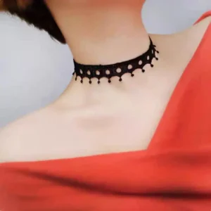 Aksamitny choker vintage z wisiorkiem — styl gotycki Crown 31