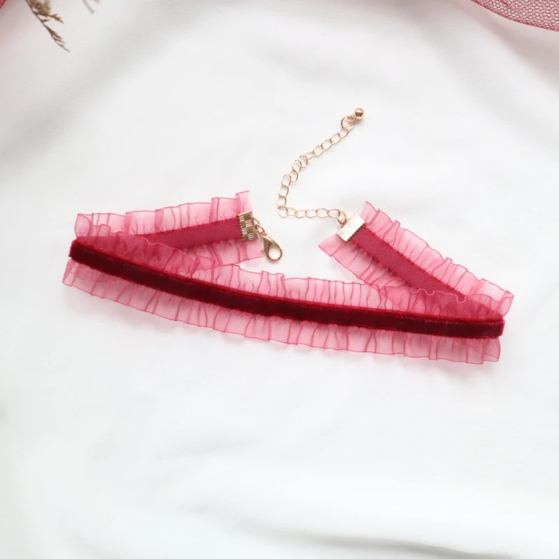 Aksamitny choker koronkowy – naszyjnik kwiatowy na szyję N0484 czerwony