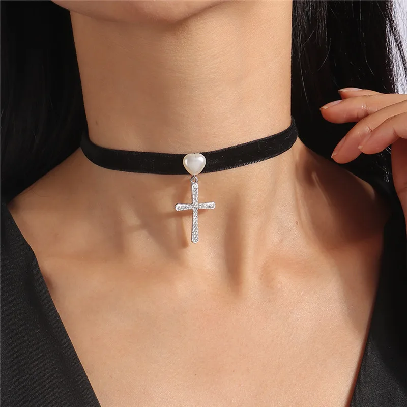Aksamitny choker naszyjnik z sercem w stylu punk Color 1259