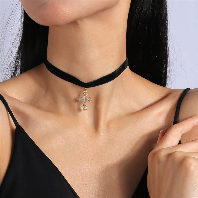 Aksamitny choker naszyjnik z sercem w stylu punk Color 1263