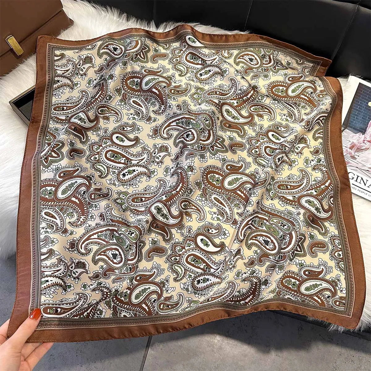 Jedwabista apaszka damska z wzorem paisley 70x70 cm Kawowy