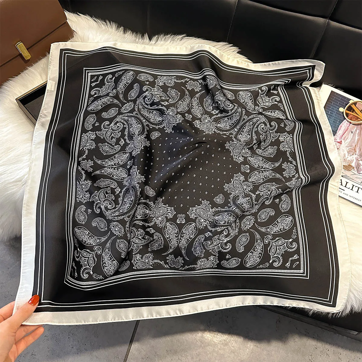 Jedwabista apaszka damska z wzorem paisley 70x70 cm Czarny