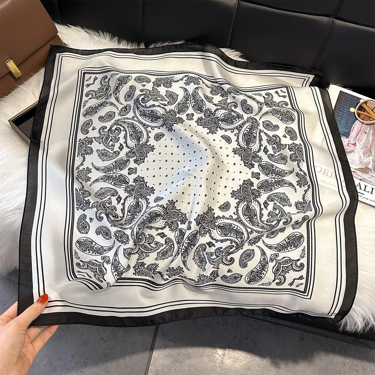 Jedwabista apaszka damska z wzorem paisley 70x70 cm Biały