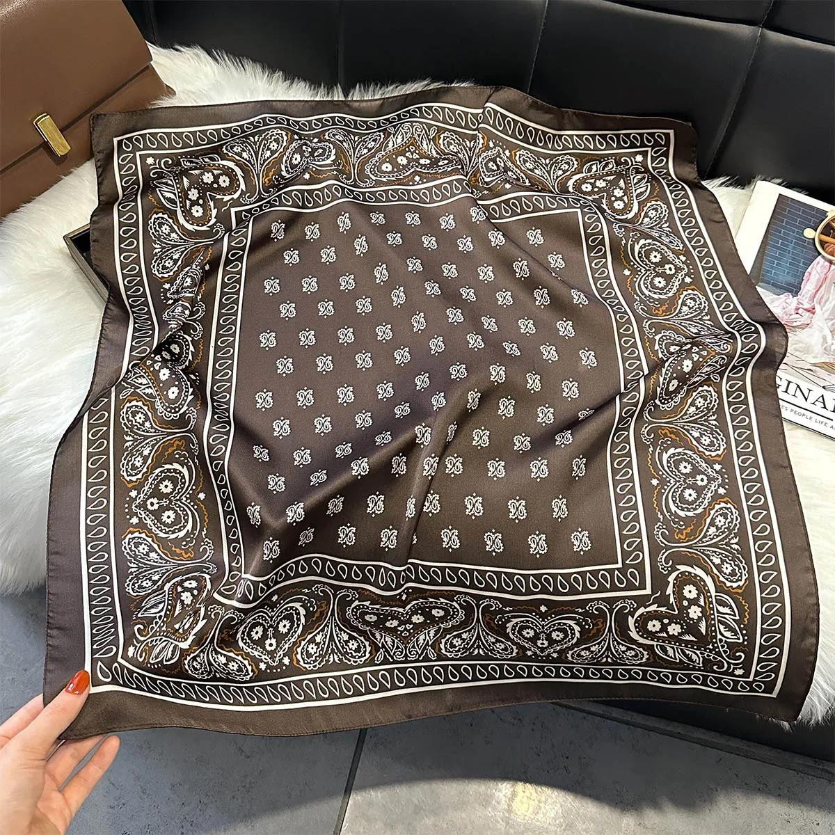 Jedwabista apaszka damska z wzorem paisley 70x70 cm Brązowy