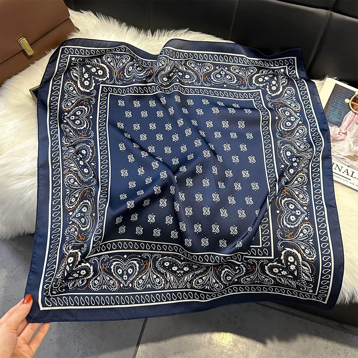 Jedwabista apaszka damska z wzorem paisley 70x70 cm Granatowy