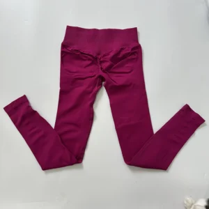 Bezszwowe legginsy do jogi z efektem push up Jagodowy