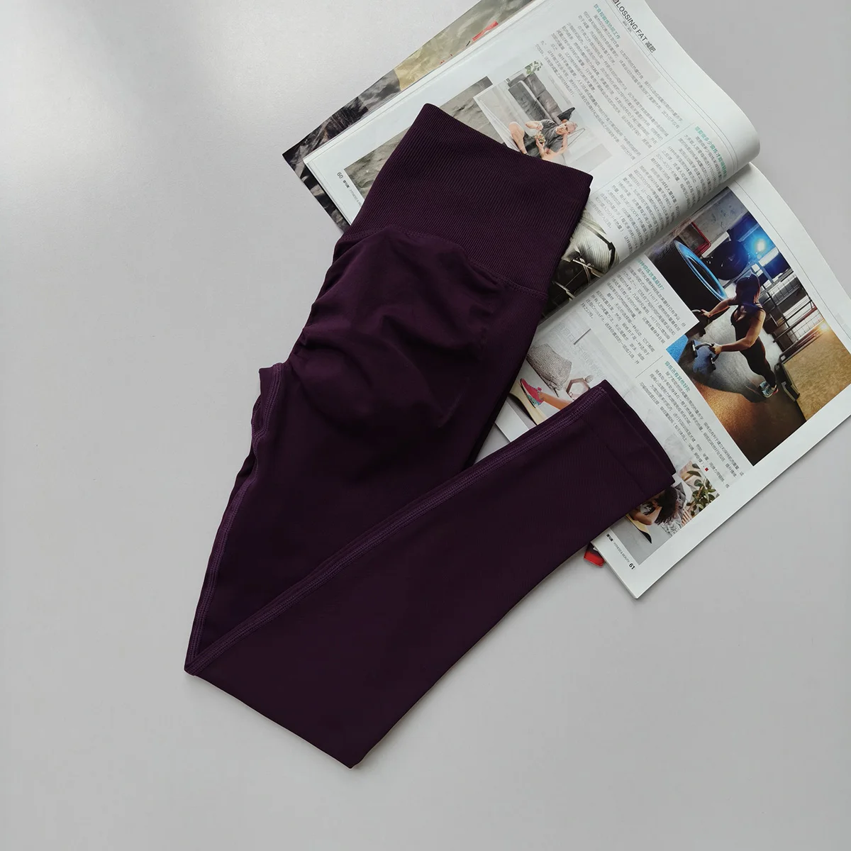 Bezszwowe legginsy z wysokim stanem, modelujące push-up Fioletowy