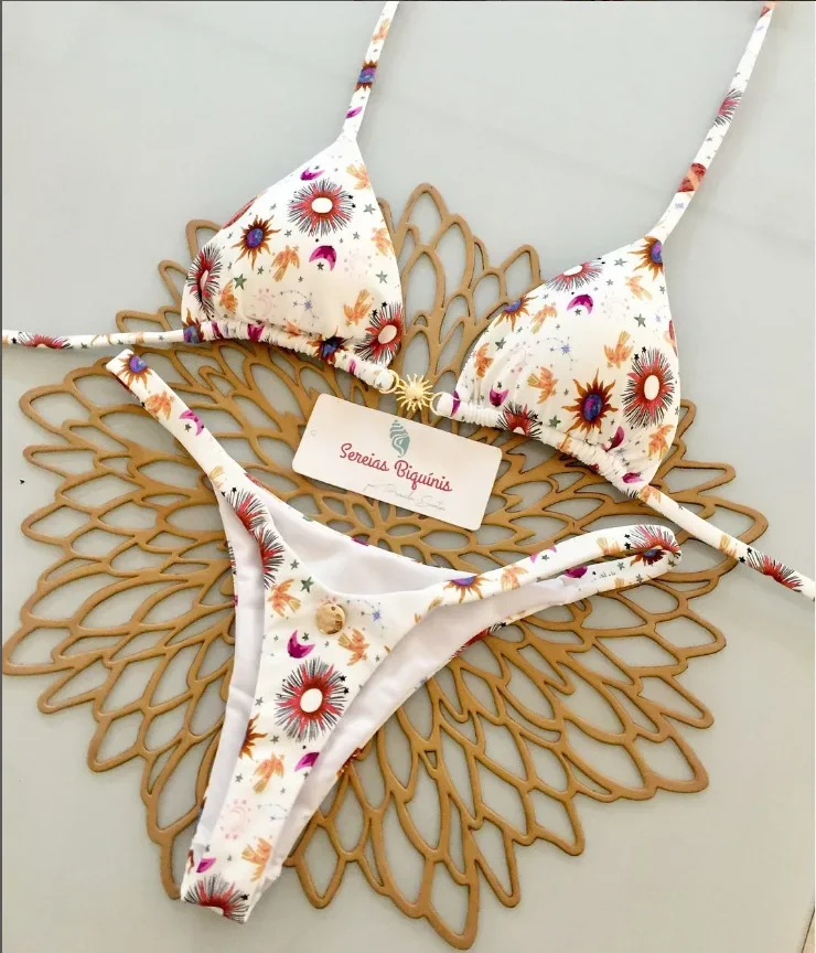 Seksowne bikini z koronkowym topem wiązanym na szyi i stringami Czerwony