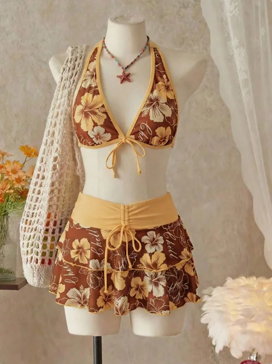 Bikini trzyczęściowe w kwiatowy wzór z spódniczką i wysokim stanem Brązowy