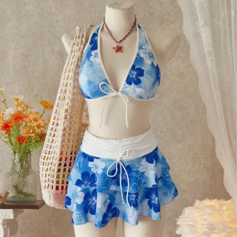 Bikini trzyczęściowe w kwiatowy wzór z spódniczką i wysokim stanem Czerwony