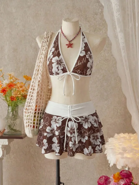 Bikini trzyczęściowe w kwiatowy wzór z spódniczką i wysokim stanem Kawa
