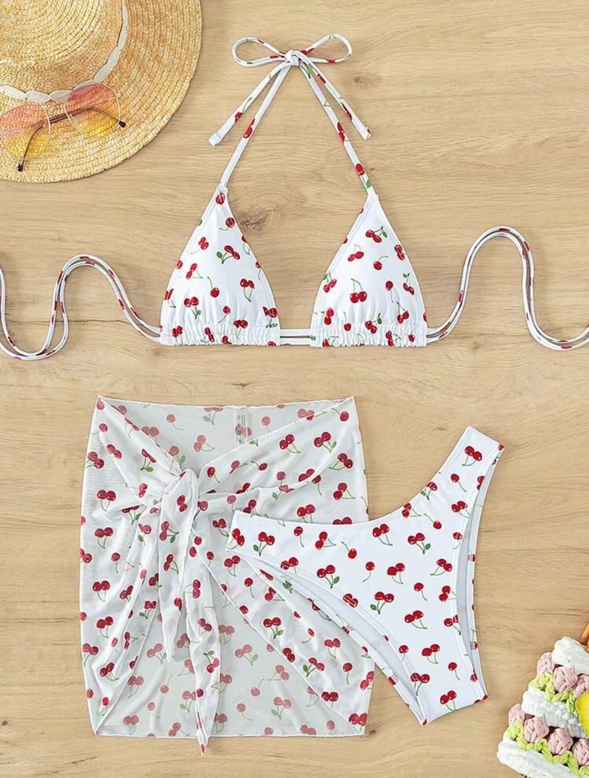 Trzyczęściowy strój kąpielowy bikini z nadrukiem wiśni i spódniczką Biały