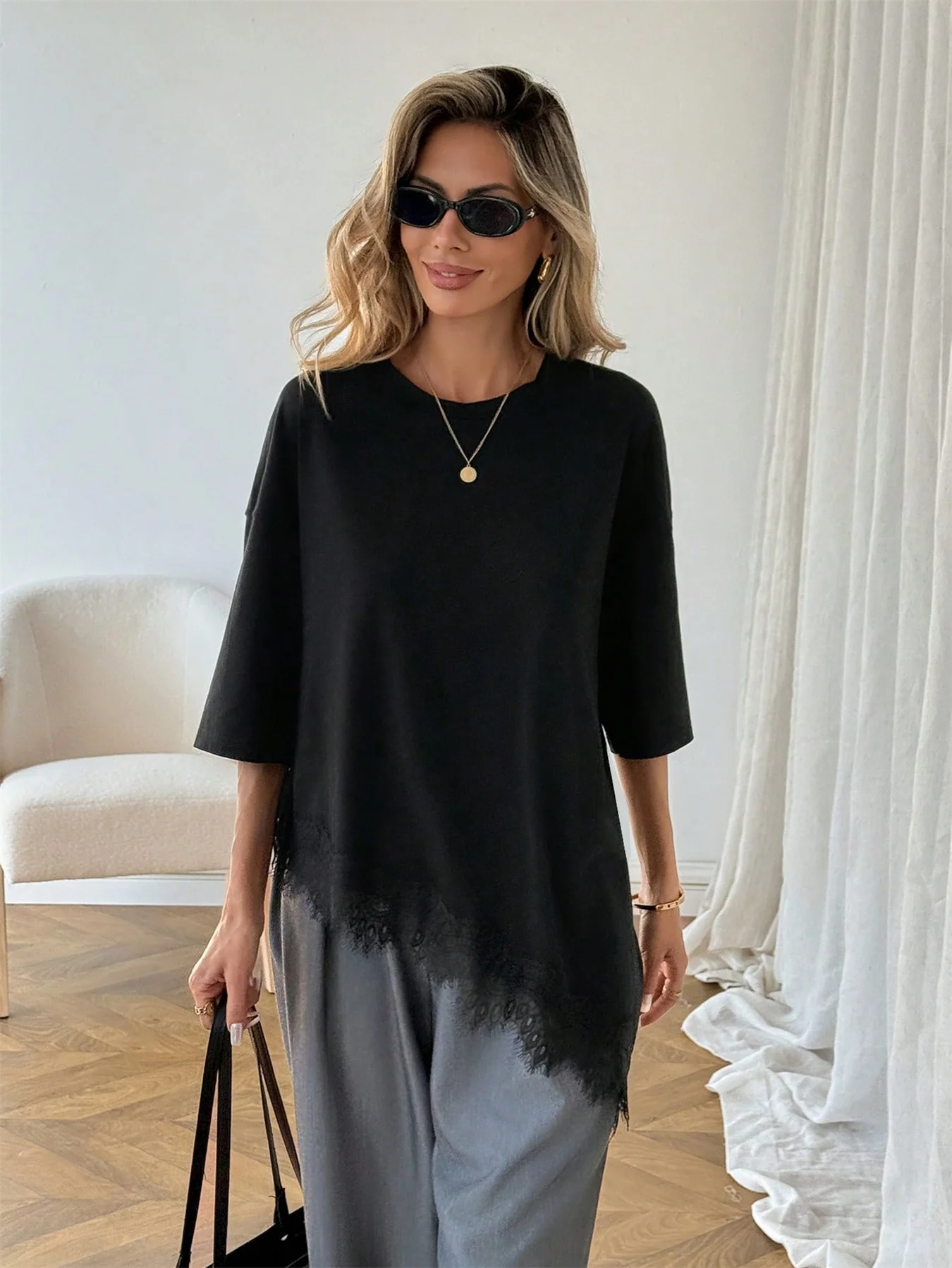 Bluzka damska oversize z falbaną i nadrukiem – na lato Czarny