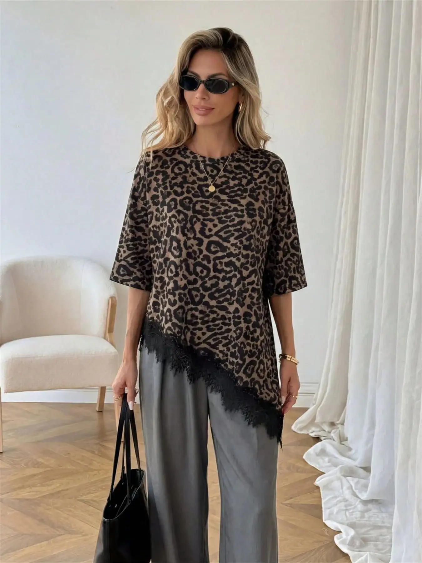 Bluzka damska oversize z falbaną i nadrukiem – na lato Khaki