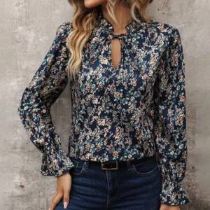 Bluzka plus size w kwiaty z dekoltem V i wiązaniem Granatowy