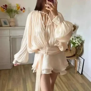 Elegancka błyszcząca sukienka mini z długim rękawem Biały