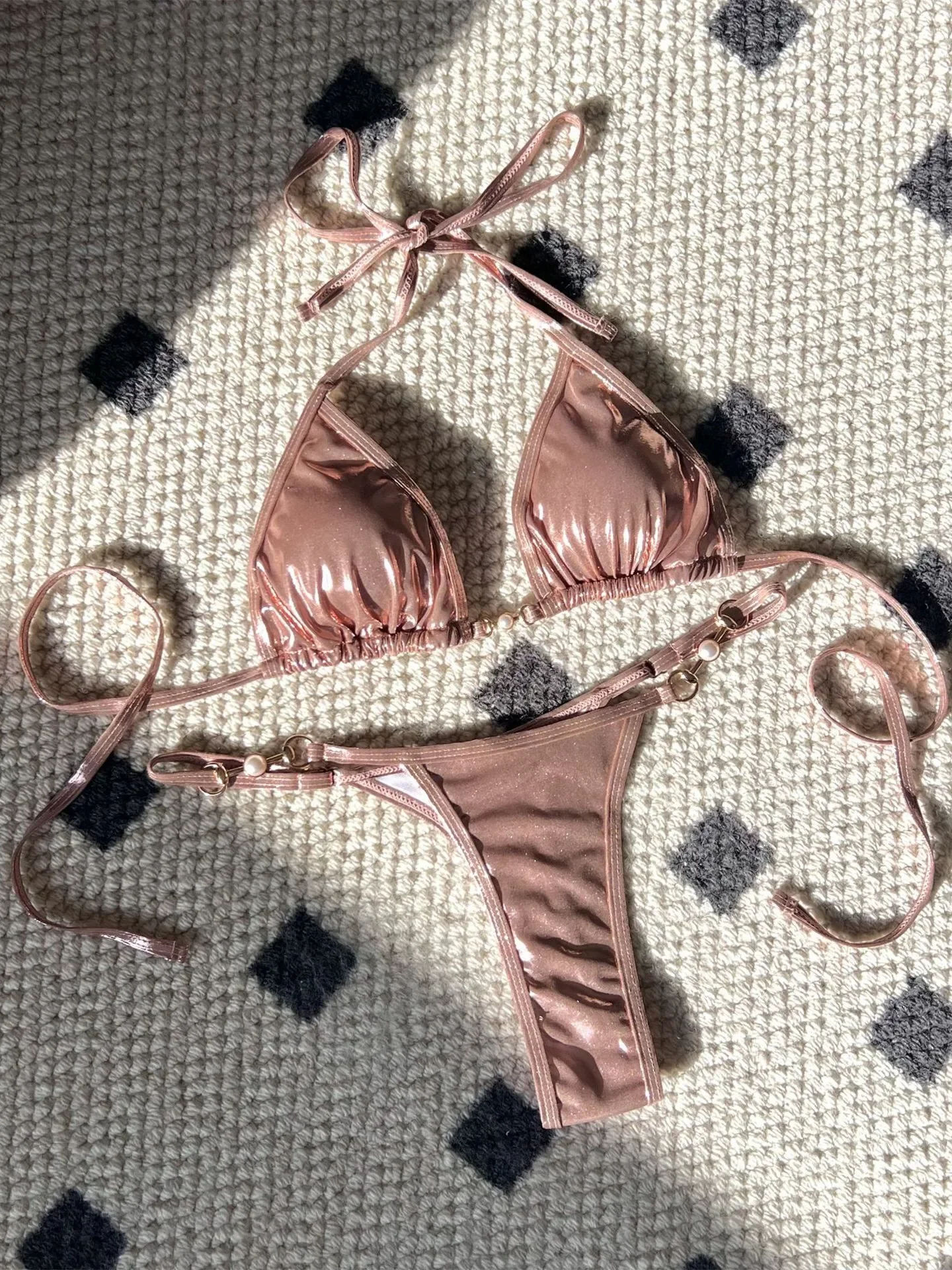 Błyszczące mikro bikini damskie z perełkami Jasny brąz
