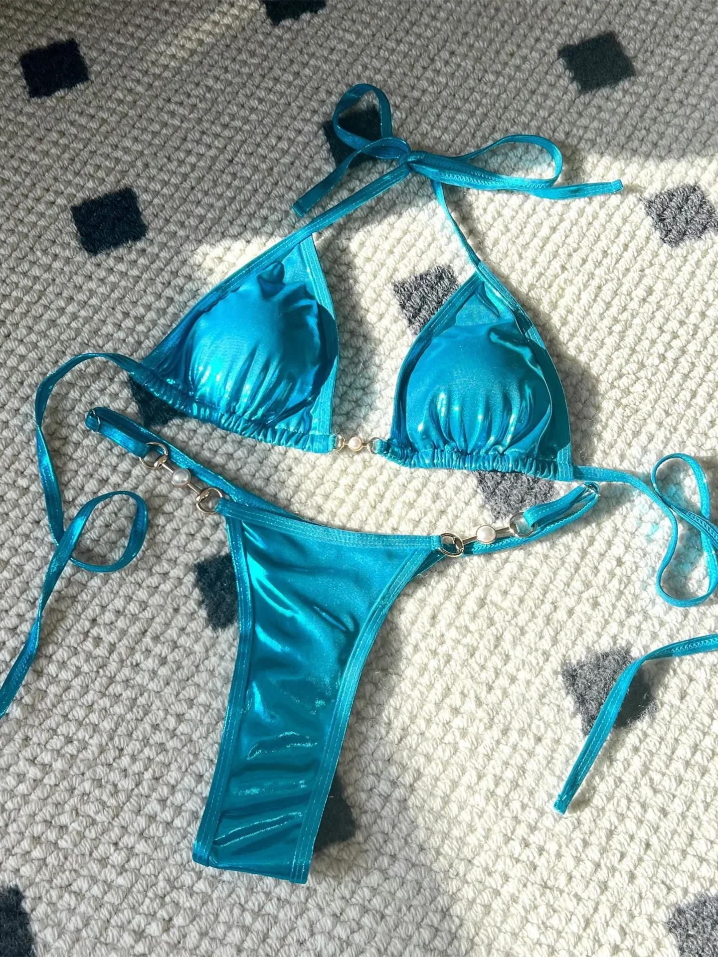 Błyszczące mikro bikini damskie z perełkami Jezioro błękitne