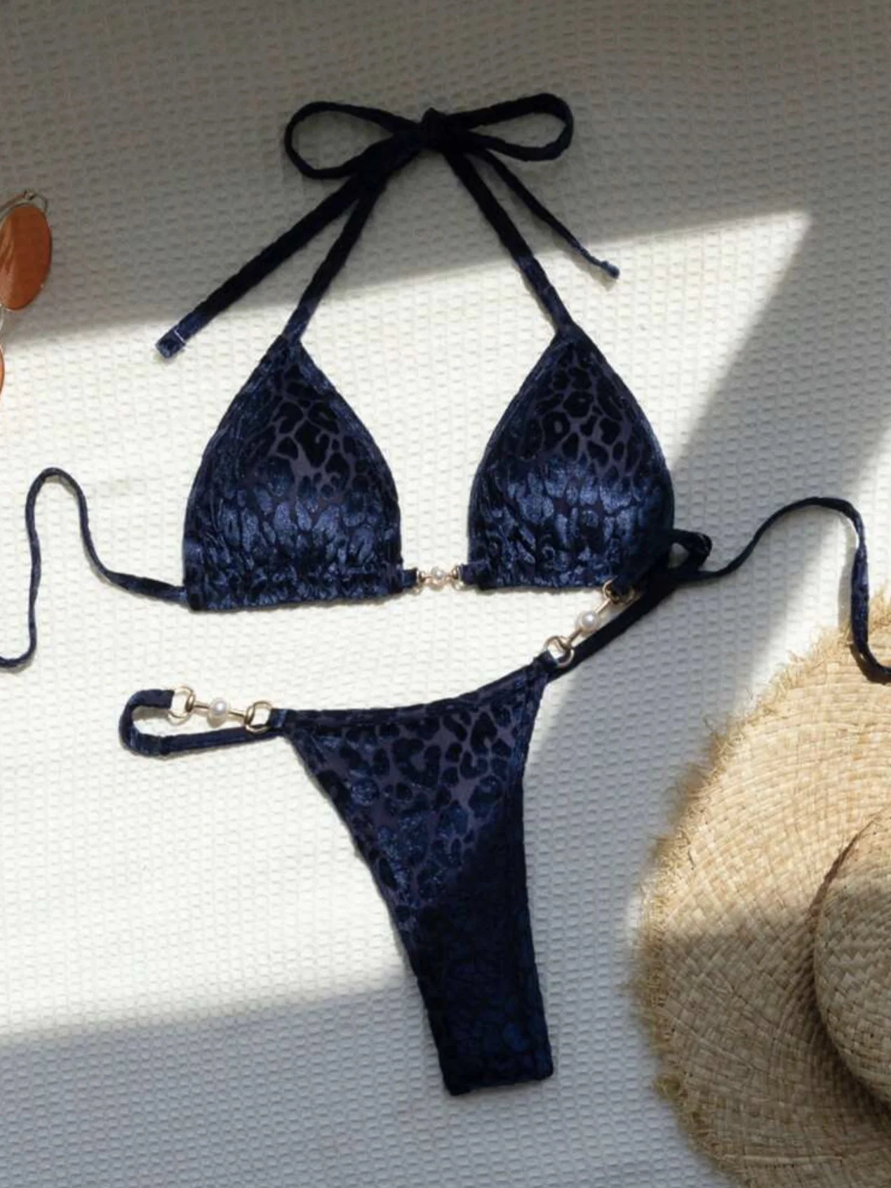 Błyszczące mikro bikini damskie z perełkami Granatowy