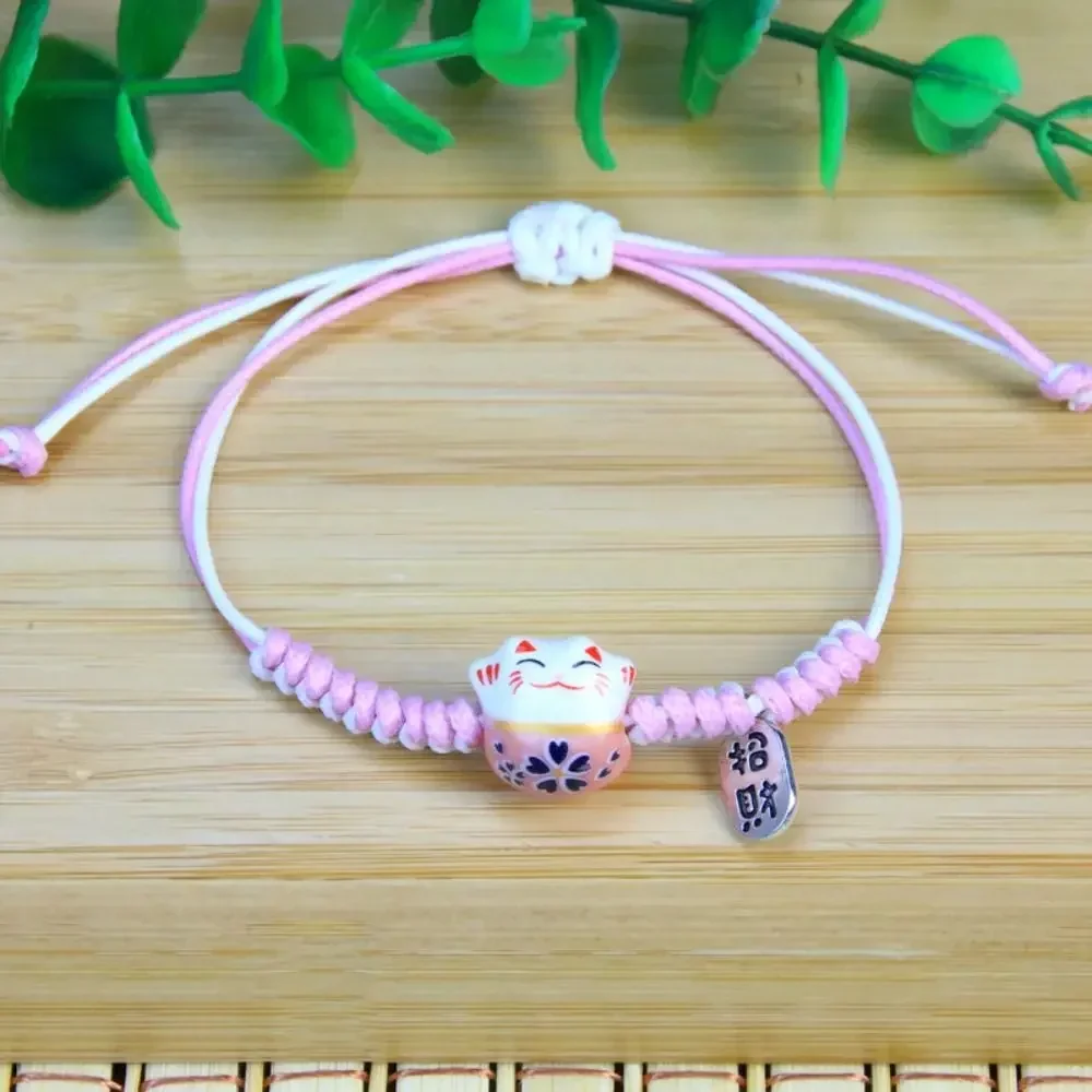 Bransoletka Maneki Neko ceramiczny kotek na czerwonym sznurku Różowy