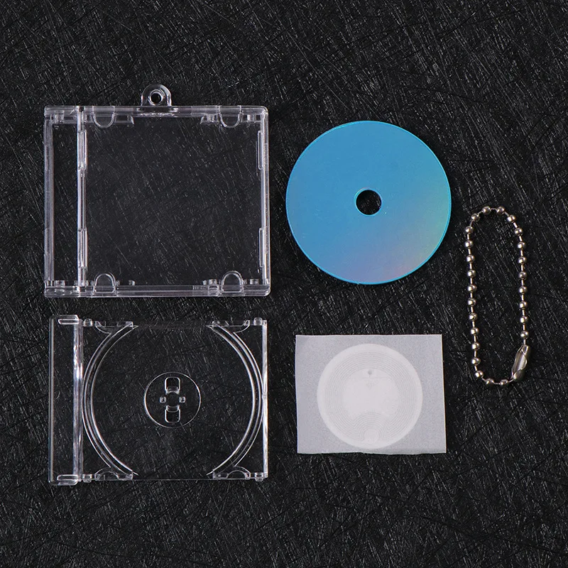 Breloczek w kształcie CD z funkcją NFC – zawieszka do plecaka Biały