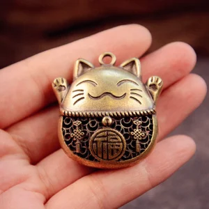 Brelok szczęśliwy kot Feng Shui – mosiężny wisiorek Maneki Neko Biały