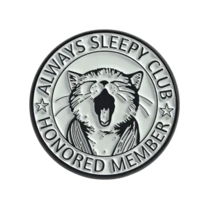 Broszka Always Sleepy Club – śpiący kot emaliowana przypinka Kolor jasnożółtego złota