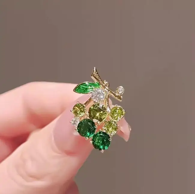 Broszka perłowa z kokardką elegancka do swetra i płaszcza F4 5 263