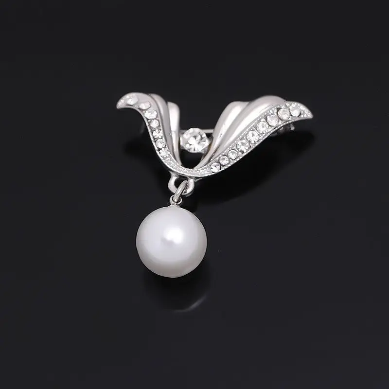 Broszka perłowa z kokardką elegancka do swetra i płaszcza R1 5 7511