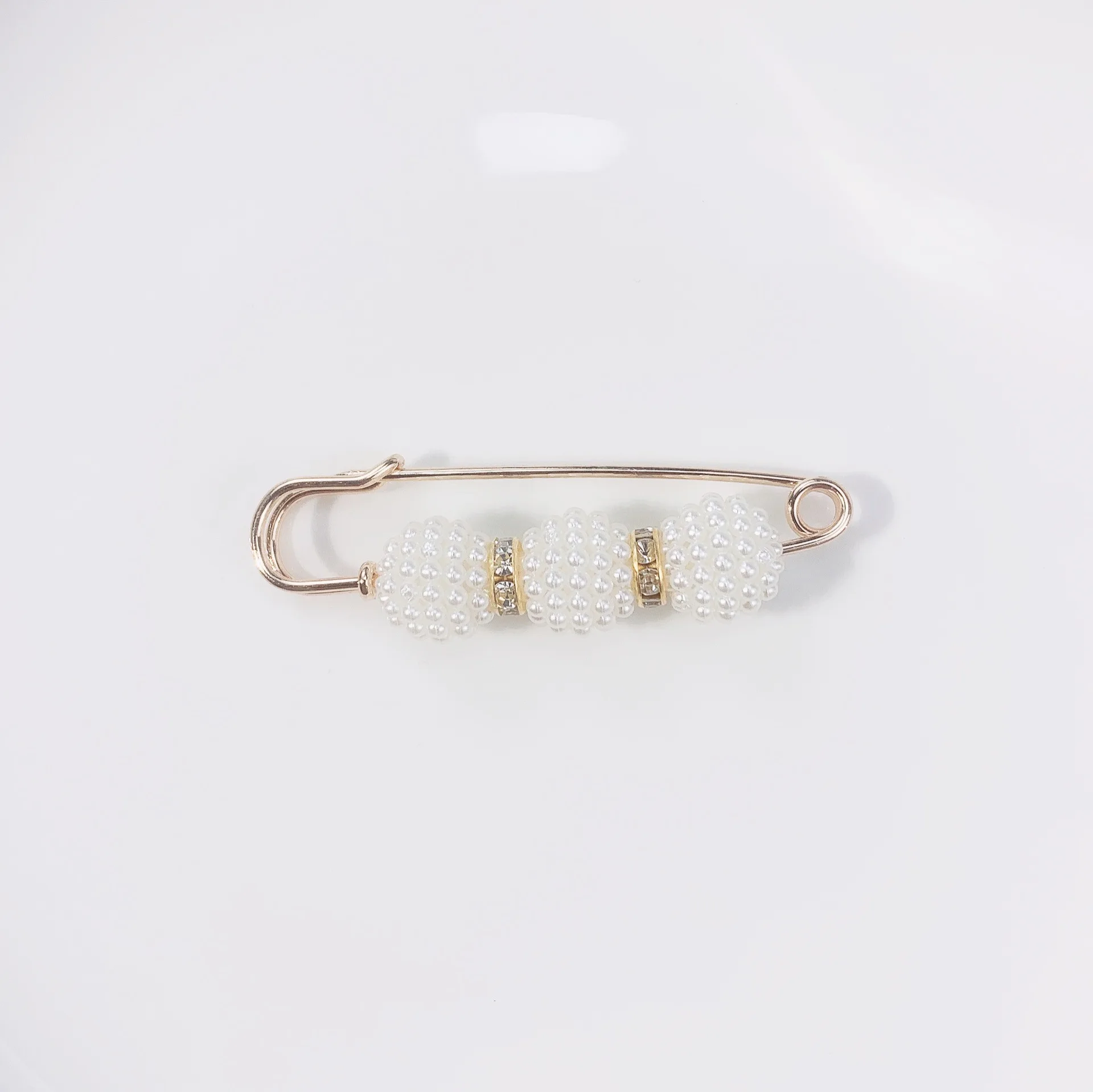 Broszka perłowa z kokardką elegancka do swetra i płaszcza R2 4 7576
