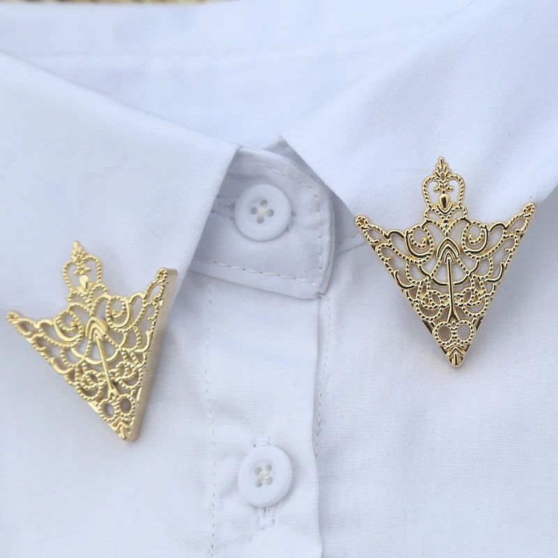 Broszka do kołnierzyka koszuli — metalowy pin vintage z trójkątnym wzorem A