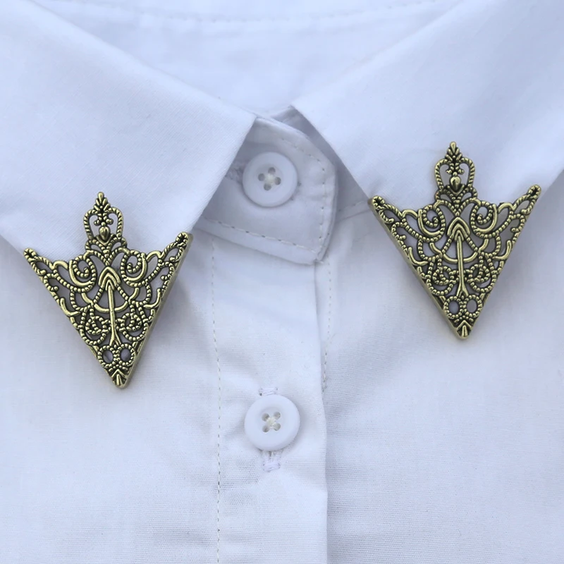 Broszka do kołnierzyka koszuli — metalowy pin vintage z trójkątnym wzorem B