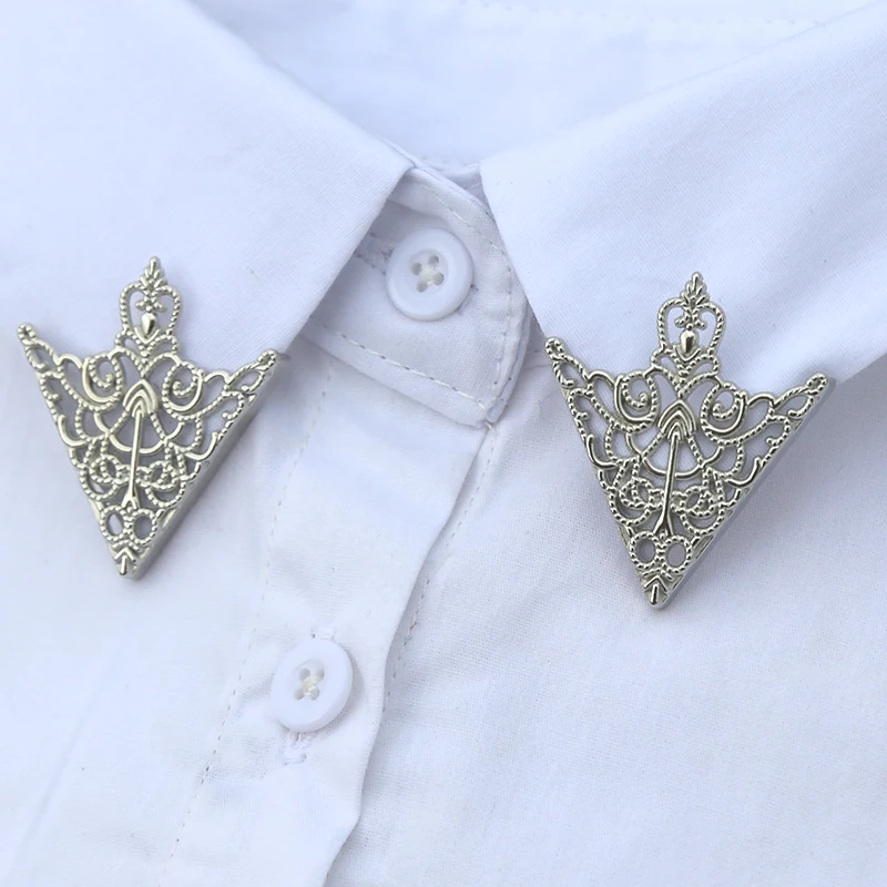 Broszka do kołnierzyka koszuli — metalowy pin vintage z trójkątnym wzorem C