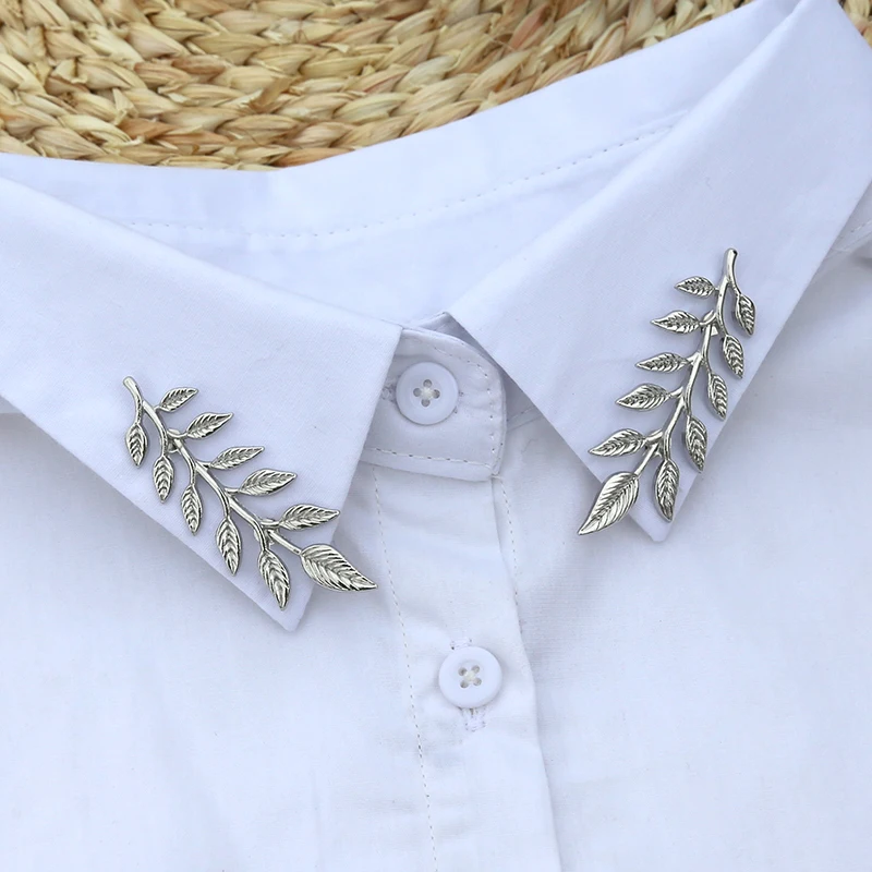 Broszka do kołnierzyka koszuli — metalowy pin vintage z trójkątnym wzorem D