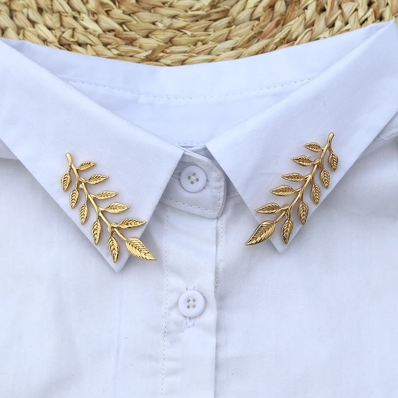 Broszka do kołnierzyka koszuli — metalowy pin vintage z trójkątnym wzorem E