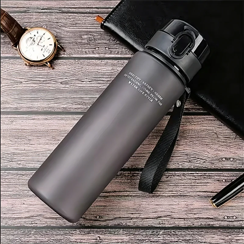 Butelka sportowa szczelna na wędrówki i podróże 400–560 ml Czarny