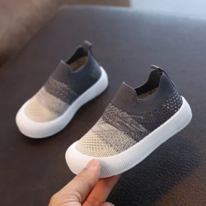 Buty dziecięce wsuwane z oddychającej siateczki Szary