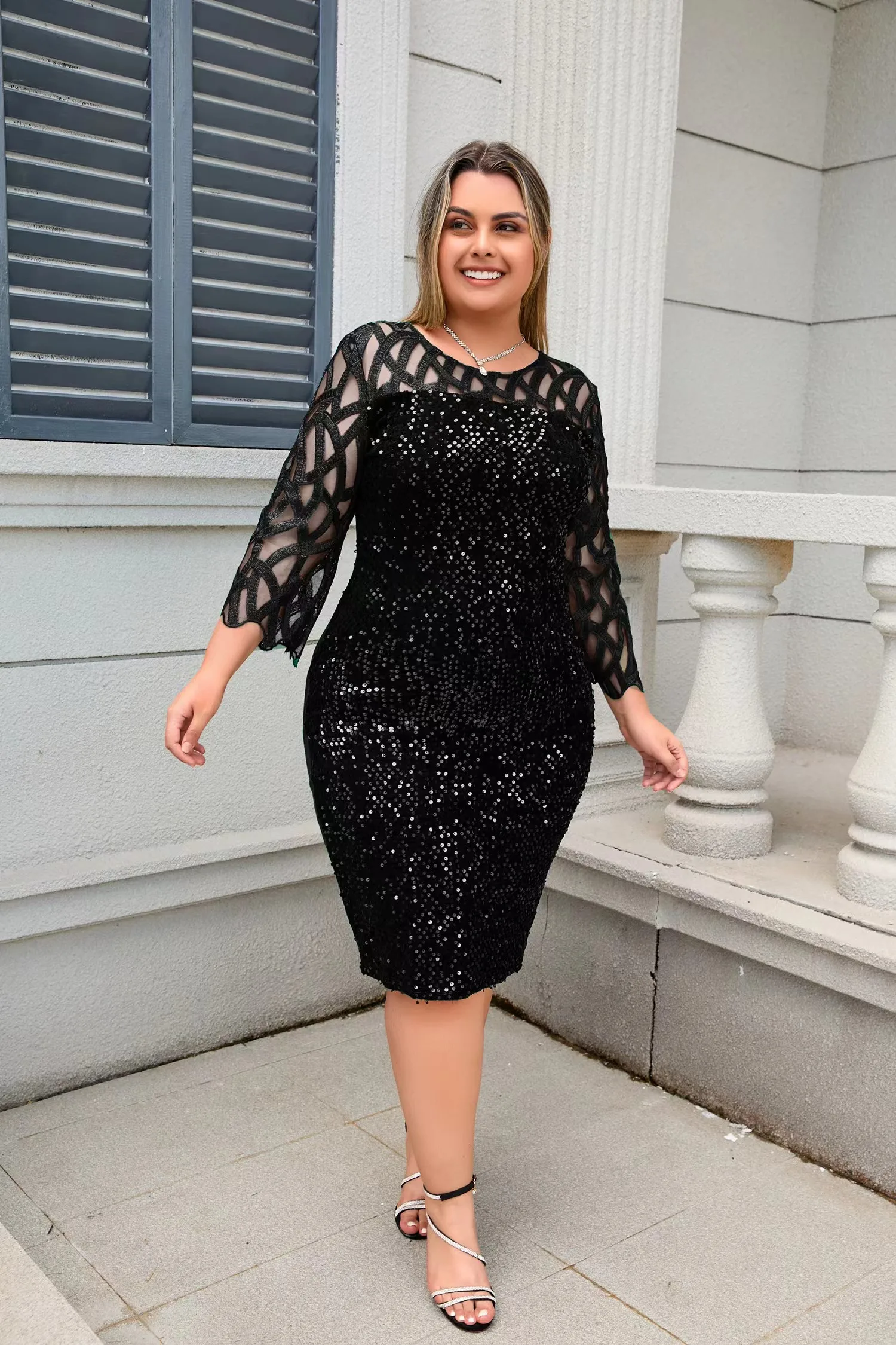 Cekinowa sukienka wieczorowa midi plus size Czarny