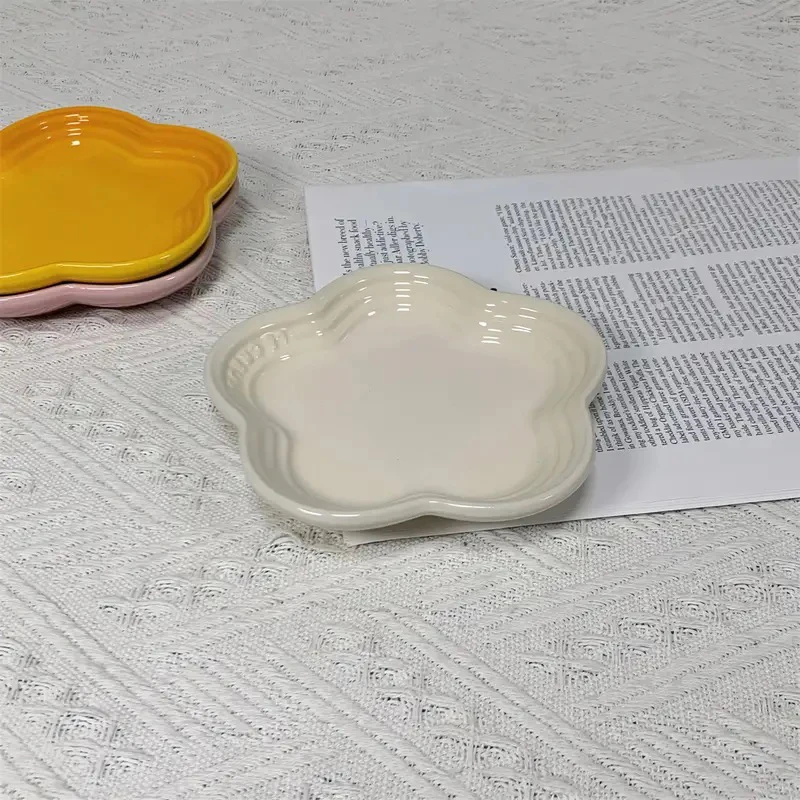 Ceramiczna miska dla kota w kształcie kwiatu — podwyższona, antywymienna Czarny