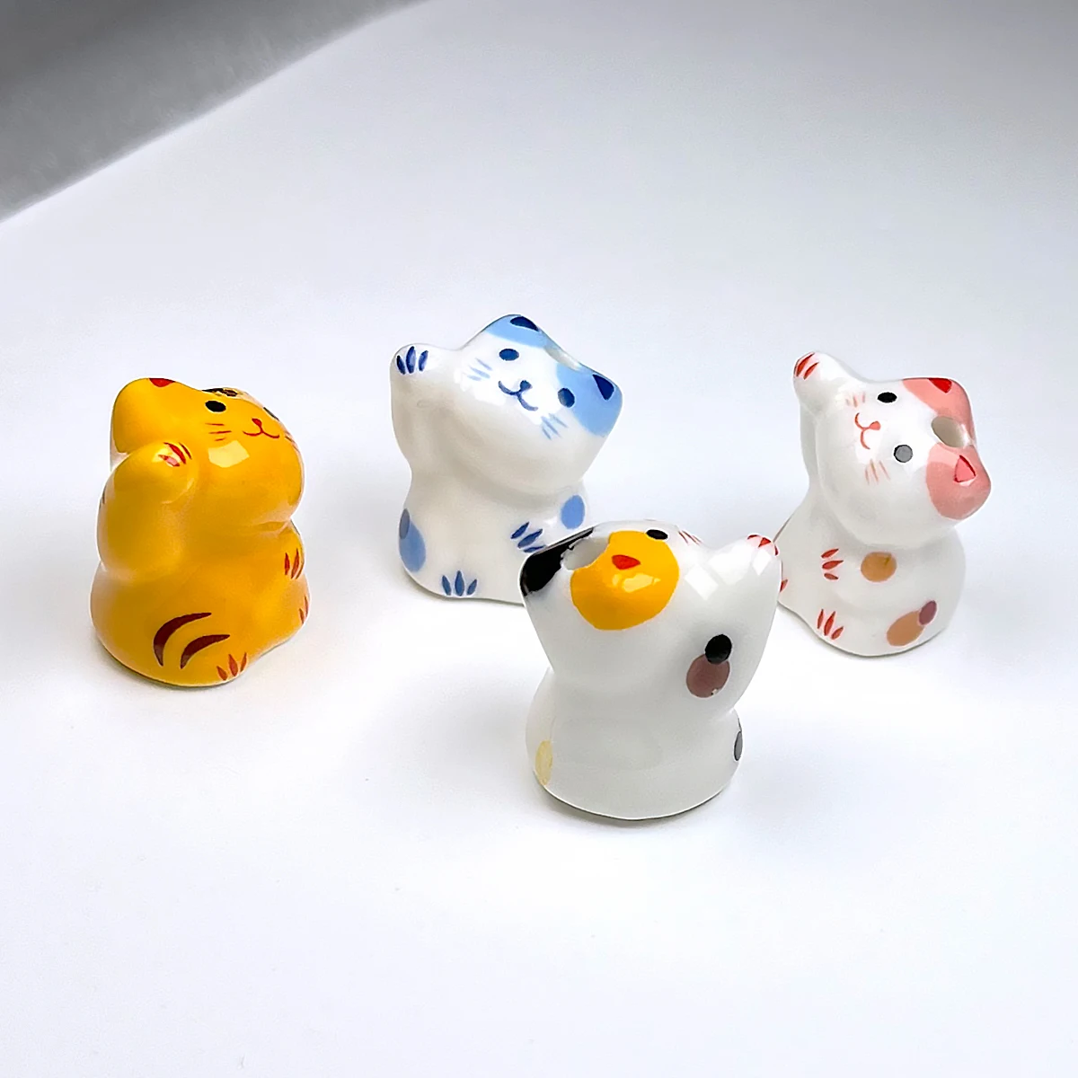Ceramiczne koraliki kot na szczęście - 4 sztuki, ręcznie malowane 2